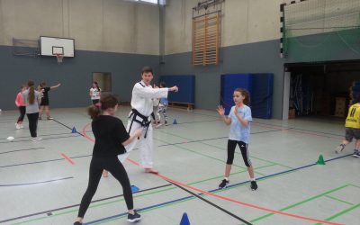 Europameister Tobias Barth begeistert die 6c mit Taekwon-Do