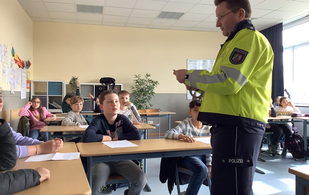Herr Krause (Kontaktbeamter der Polizei Castrop-Rauxel) besucht die 5ten Klassen