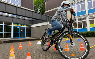 Sicher auf dem Fahrrad – die Sechstklässler trainieren mit dem ADFC Castrop-Rauxel